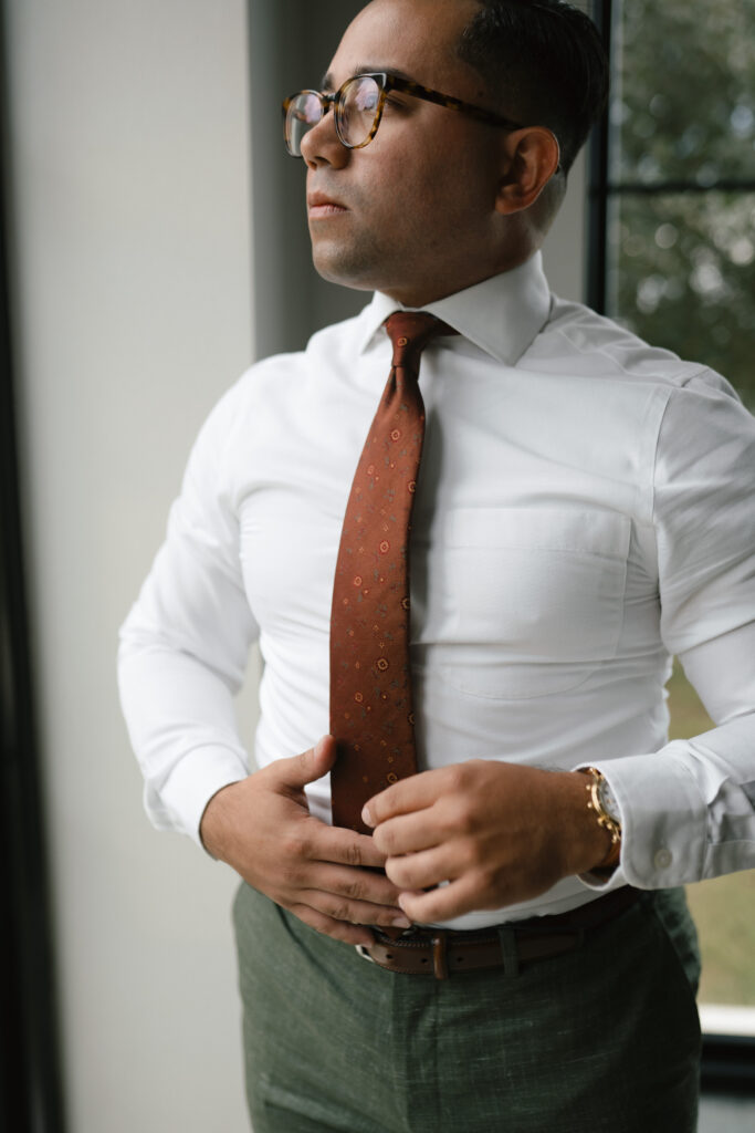 groom getting ready in the groom’s suite at Central Florida wedding venue